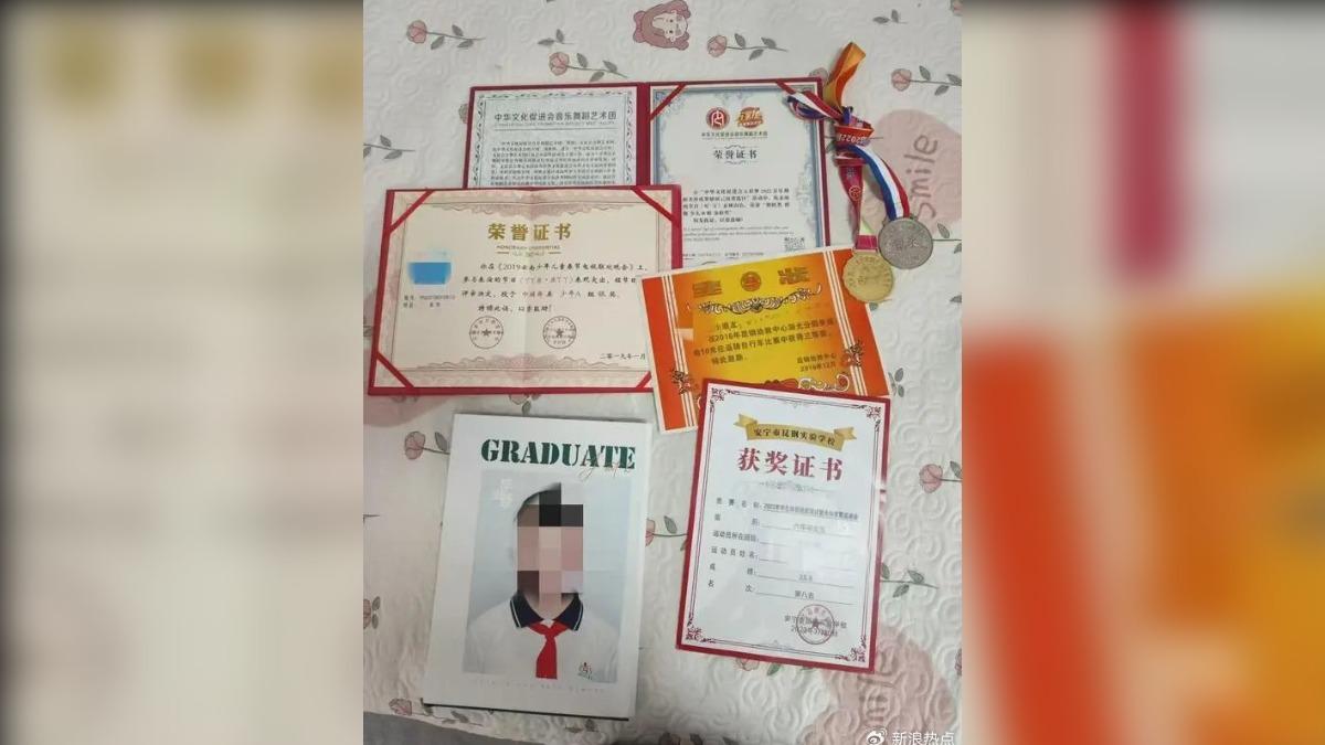 朱歡過往練舞蹈的榮譽證書。(圖/翻攝自 微博 不會唱大貔貅)