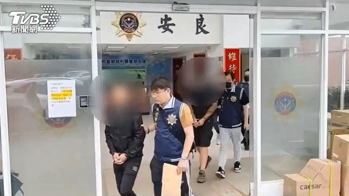 警方逮捕多名詐團車手。（圖／TVBS）