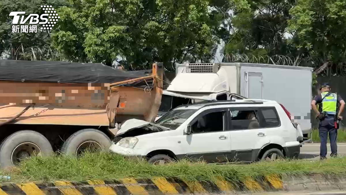 快訊／物流車煞不住！休旅車被擠進「砂石車尾」　3人掛彩