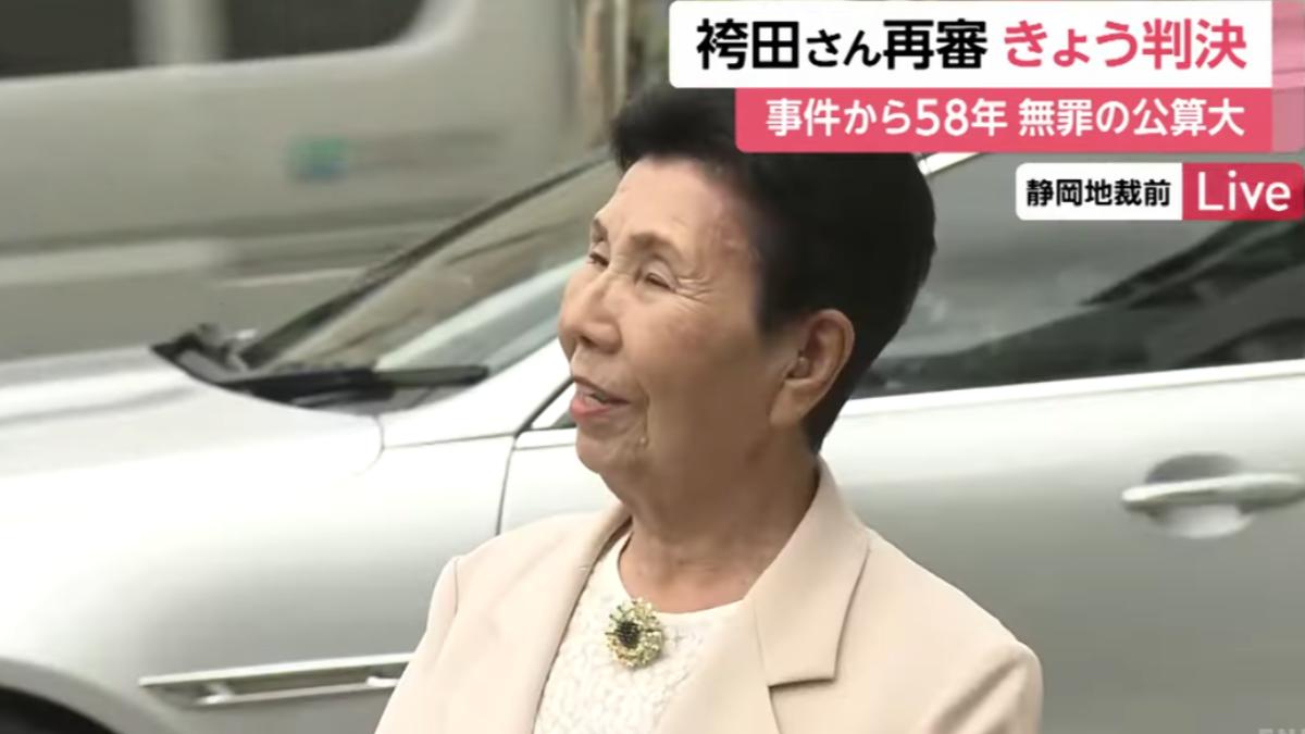 袴田巌的姊姊穿白衣現身靜岡地院。(圖/翻攝自富士新聞網YT頻道)