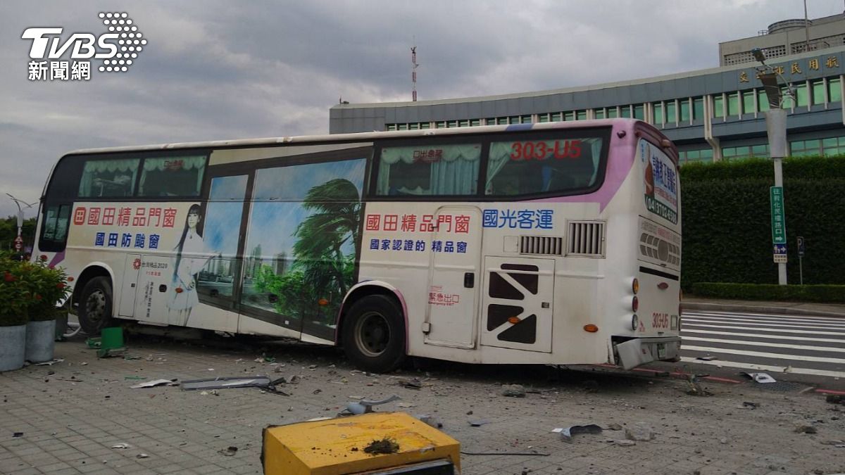 車禍造成司機及一名乘客受傷送醫。(圖/TVBS)