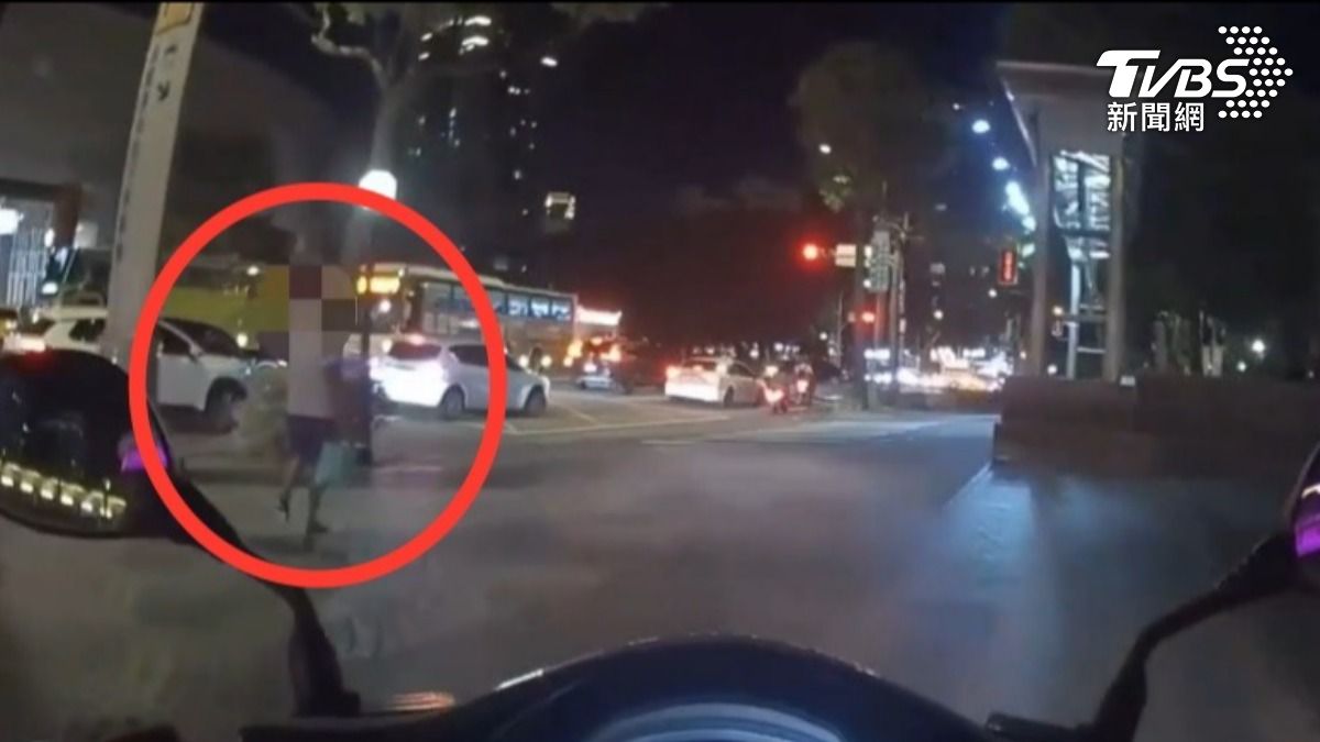 跟喪屍一樣!新北毒蟲在板橋車站前閒晃 警盤查搜出麻醉菸彈