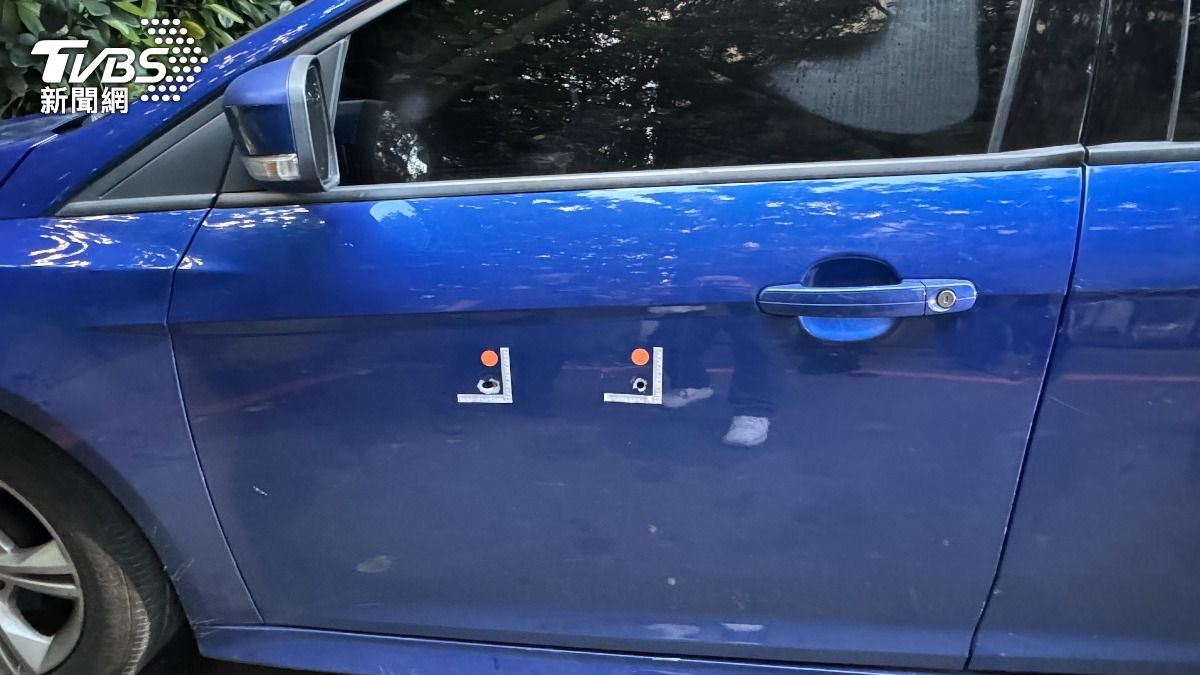 嫌犯車輛遺留彈孔。(圖/TVBS)