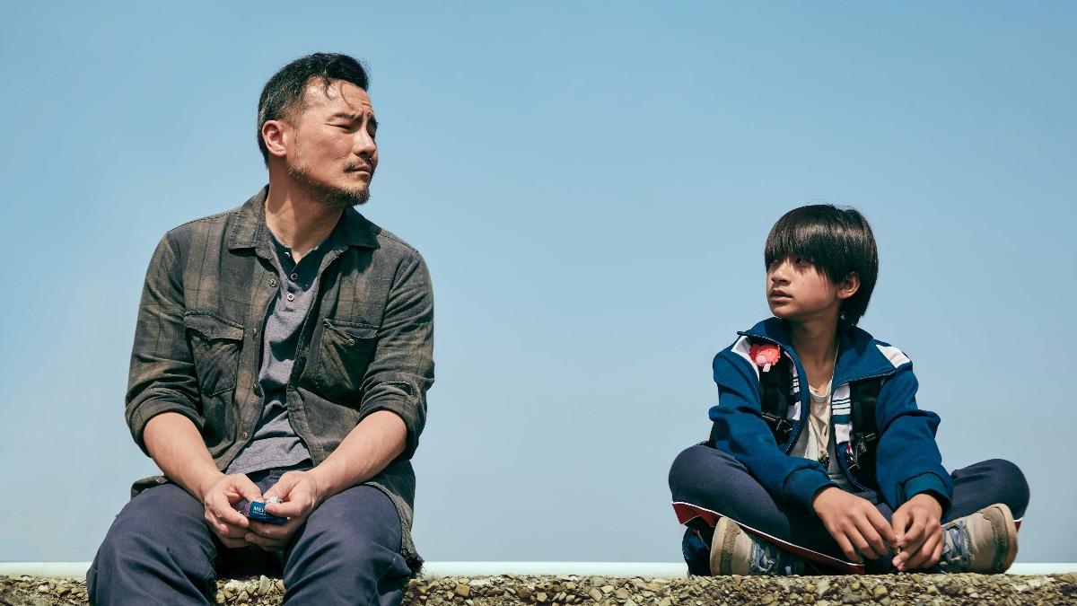 《夜盲》李銘忠(左)飾演有夜盲症的古蹟修復師。(圖/公視台語台提供)