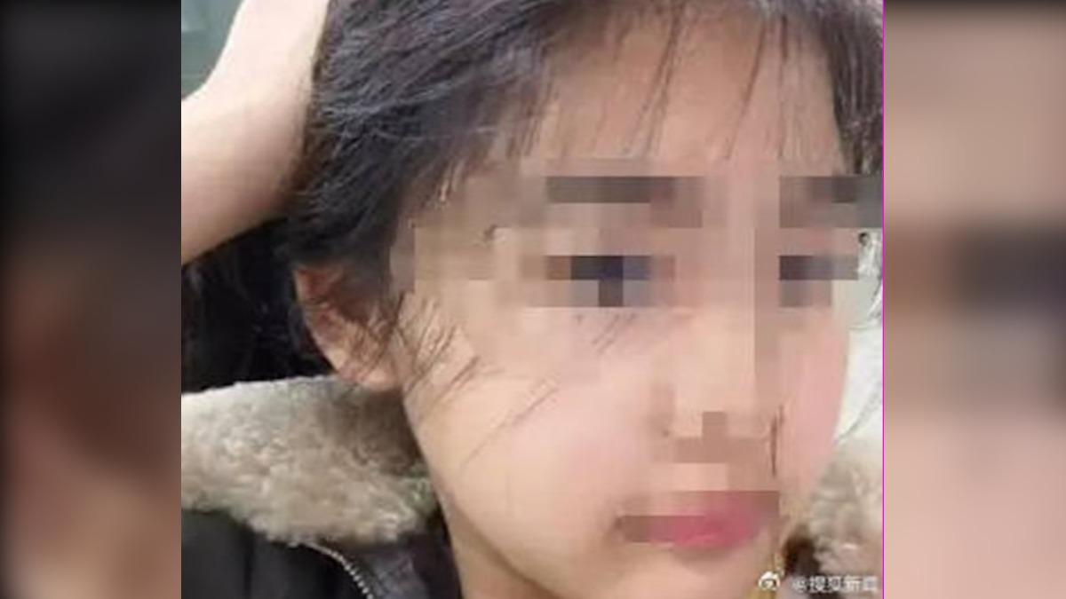 教官甚至把她的頭髮拴到柱子上打頭。(圖/翻攝自 瀟湘晨報)