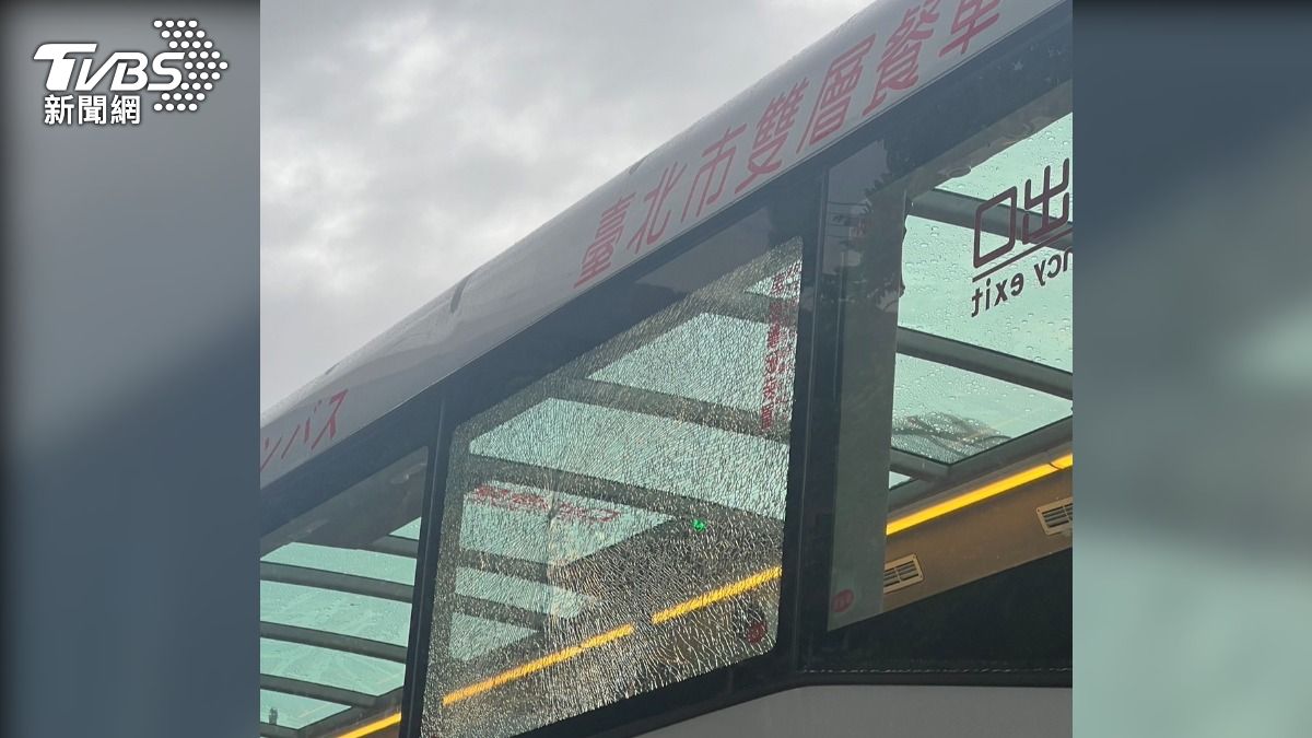 北車驚現彈弓怪客！雙層觀光巴士遭彈襲　警逮1嫌送辦