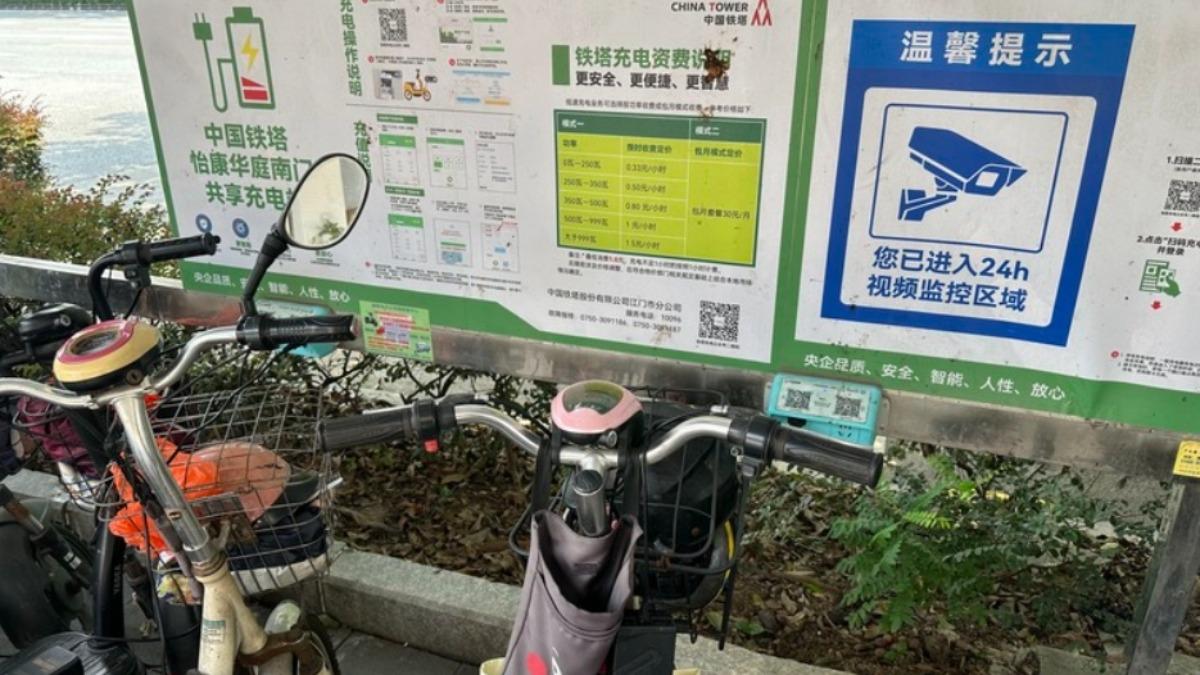網友分享中國大陸電動二輪停放景象。（圖／翻攝自Mobile01）