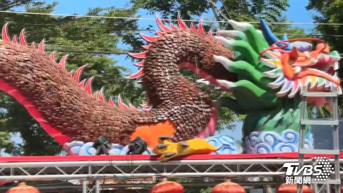 祥龍上面的鱗片用烏魚子一層一層堆疊起來。(圖/TVBS)