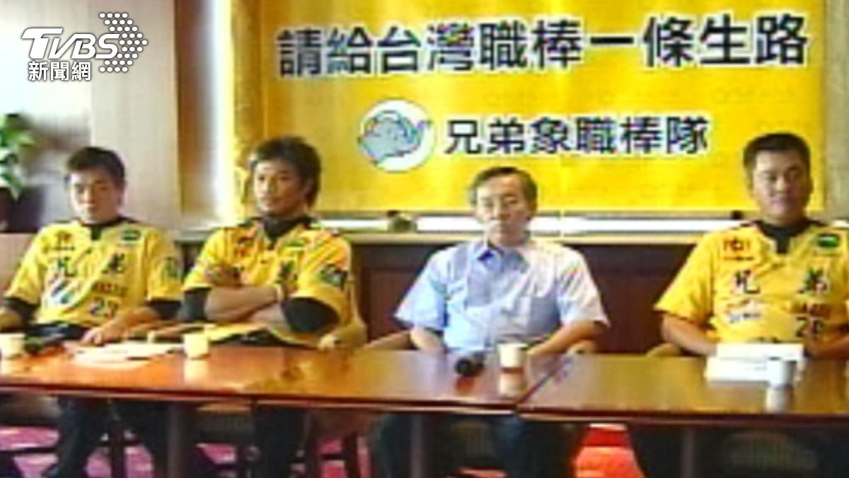 2008年「黑米事件」爆發,兄弟領隊洪瑞河率「三劍客」開記者會。(圖/TVBS資料畫面)