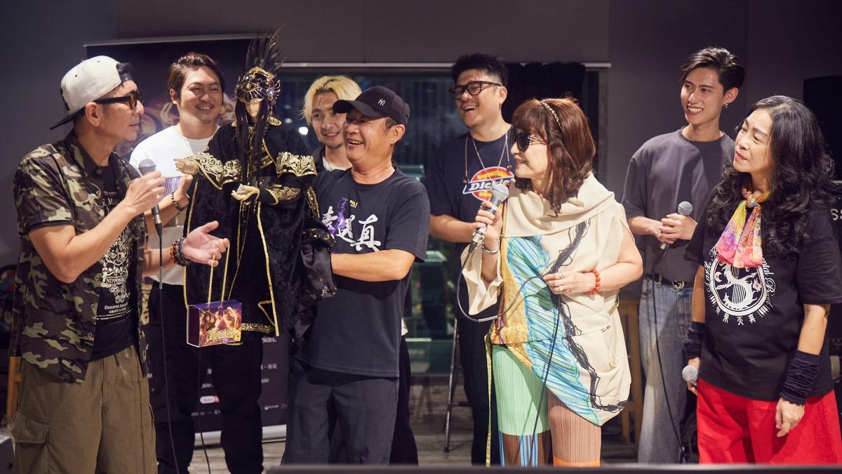 荒山亮等人今為演唱會彩排,「超越時空人」更現身探班。(圖/華貴娛樂提供)