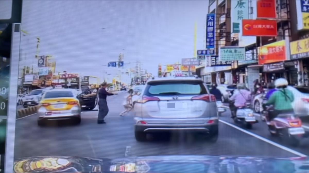 女子衝向後方來車,疑似想被車撞。(圖/翻攝自臉書「台南大小事」)