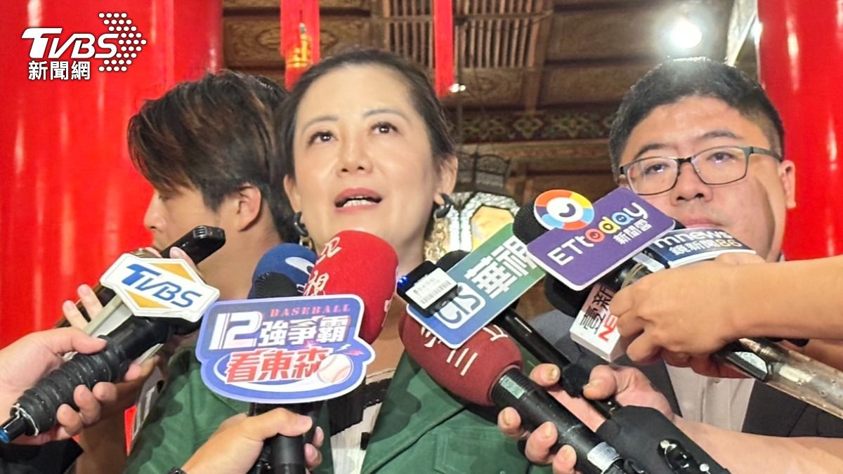 民進黨立法院黨團幹事長吳思瑤、書記長蔡易餘26日轉述與行政院長卓榮泰的餐敘內容。(圖/潘袁詩羽攝)
