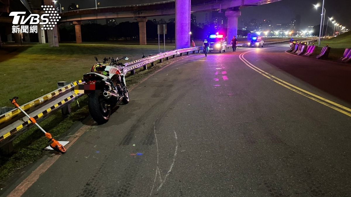 三重疏洪道死亡事故!紅牌重機疑過彎失控撞護欄 騎士噴飛重傷亡
