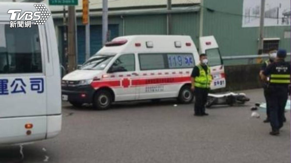 台中清晨奪命車禍!私中校車追撞電動二輪 74歲婦當場破頭亡