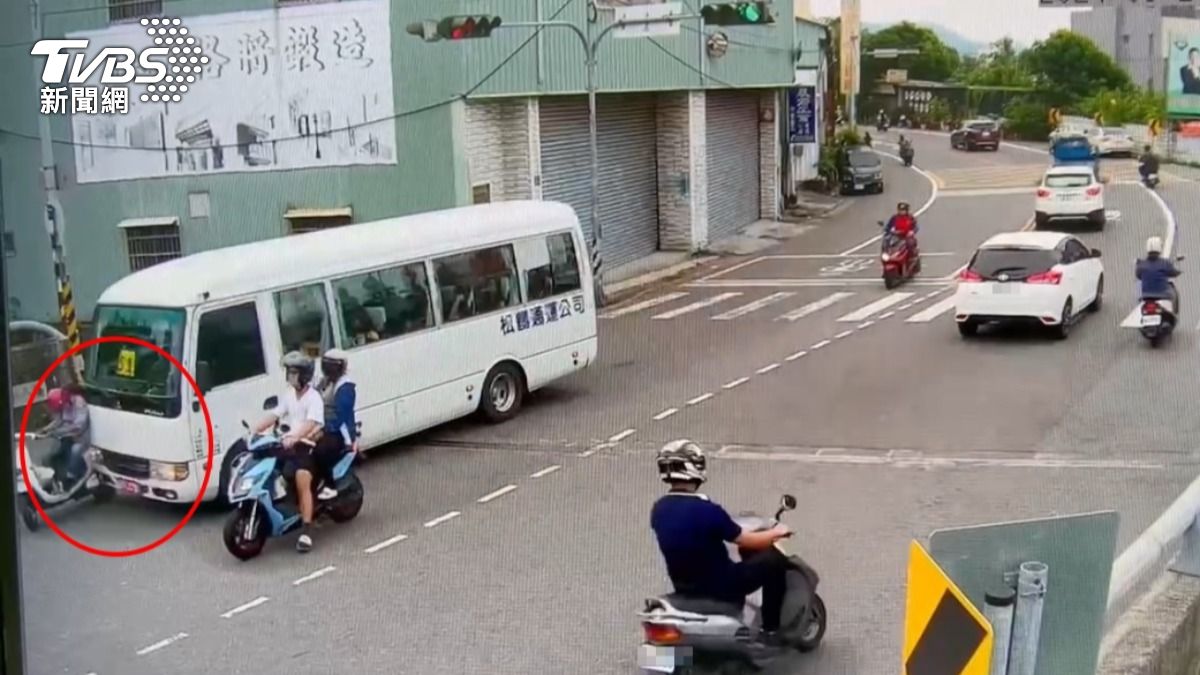 有片/撞擊瞬間曝!74歲婦遭台中某私中校車追撞慘死 愛女、孫子心碎認屍