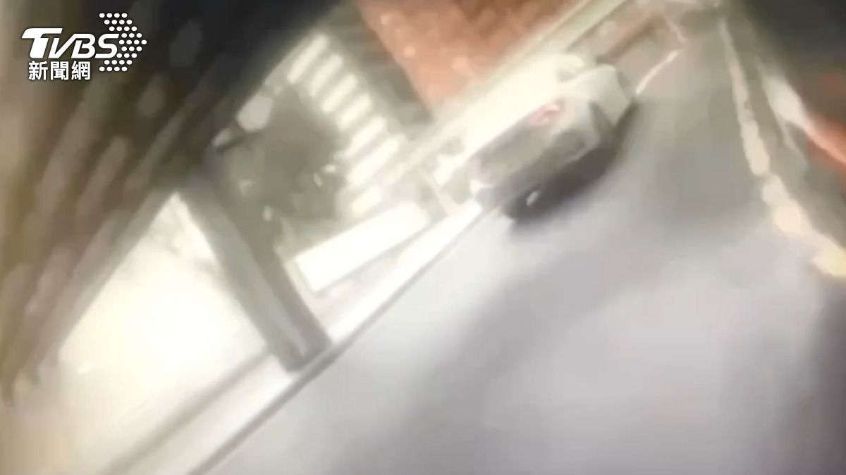 施姓駕駛意圖衝撞警員後逃離停車場。(圖/TVBS)