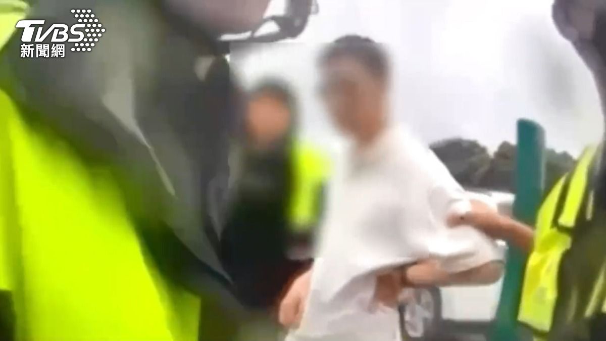 線上警力最後在建國高架上攔下施姓駕駛。(圖/TVBS)