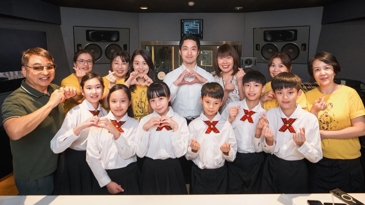 蔣萬安和小朋友們一起完成公益單曲。(圖/關懷台灣文教基金會提供)