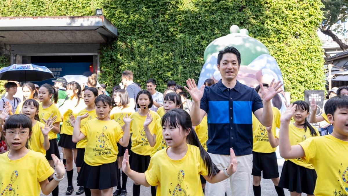蔣萬安日前出席華山公益快閃活動,現場當起唱跳歌手。(圖/關懷台灣文教基金會提供)