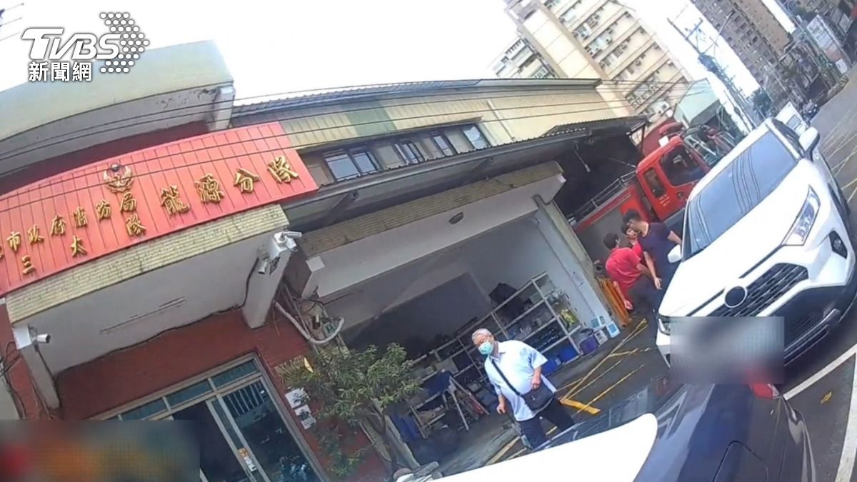 丈夫疑似心肌梗塞,陳姓妻子直接向派出所、消防分隊求助。(圖/TVBS)