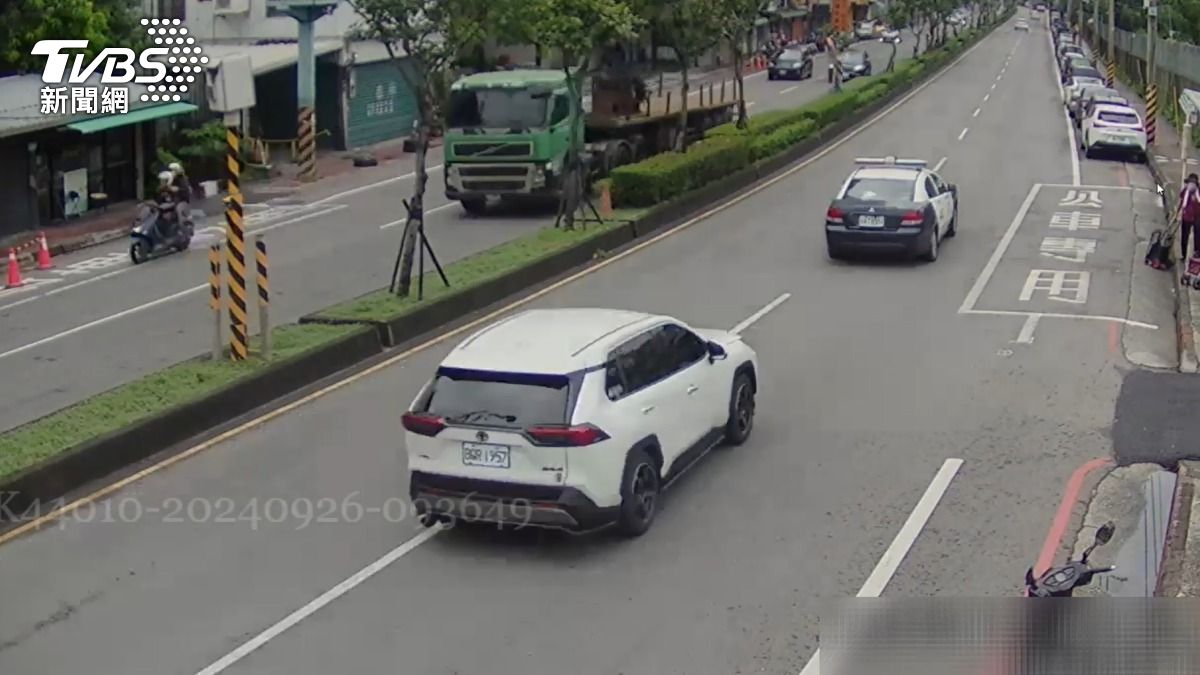 警車幫忙開道協助送醫。(圖/TVBS)