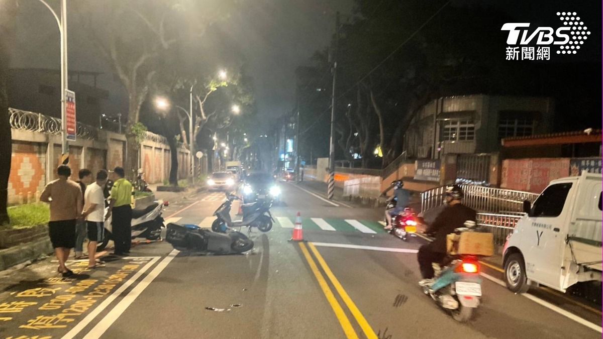 有片/撞人繼續開!桃園男「逆向超車」一路猛衝 2男1童慘被擊落