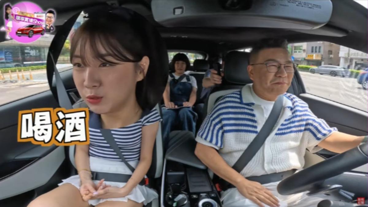 安芝儇想起自己的喜好，相當可愛地笑著用中文說「喝酒…啊！我喜歡！」（圖／地球黃金線）