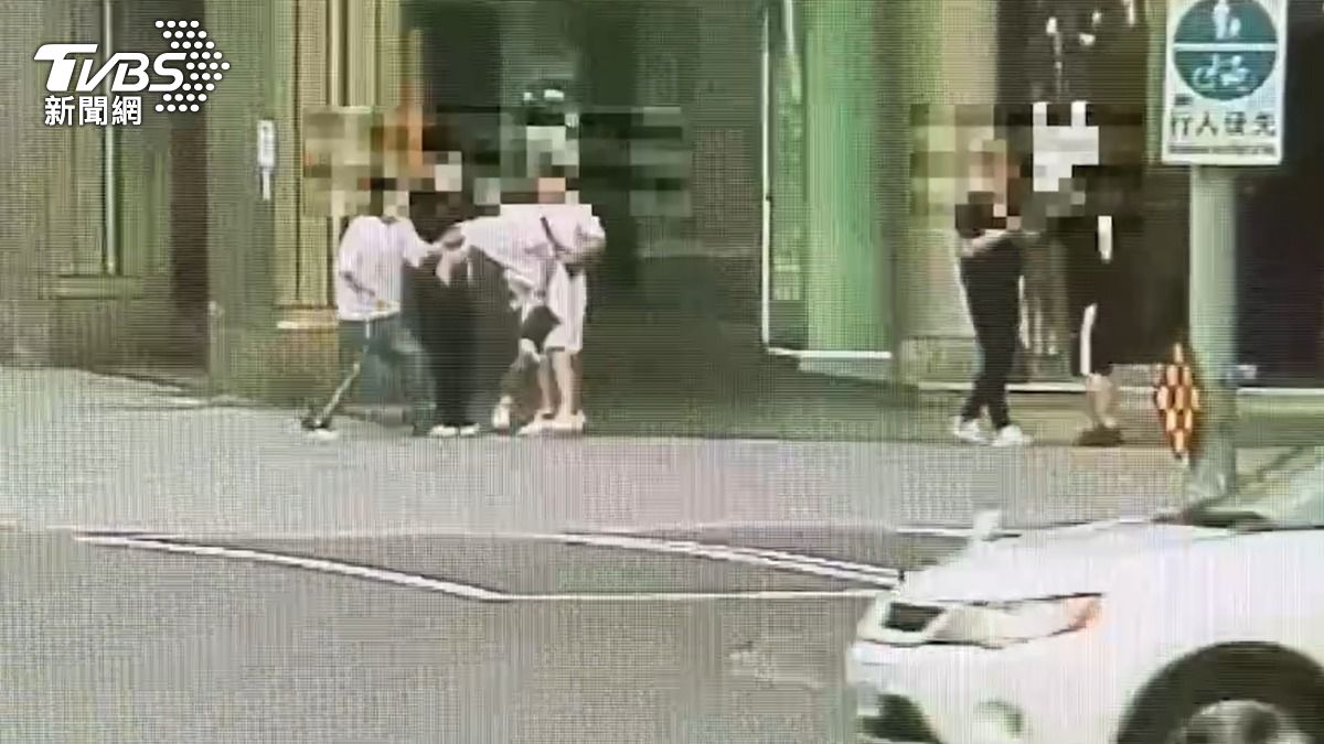 互看不順眼!6醉漢東區街頭開打 1人還是詐欺通緝犯