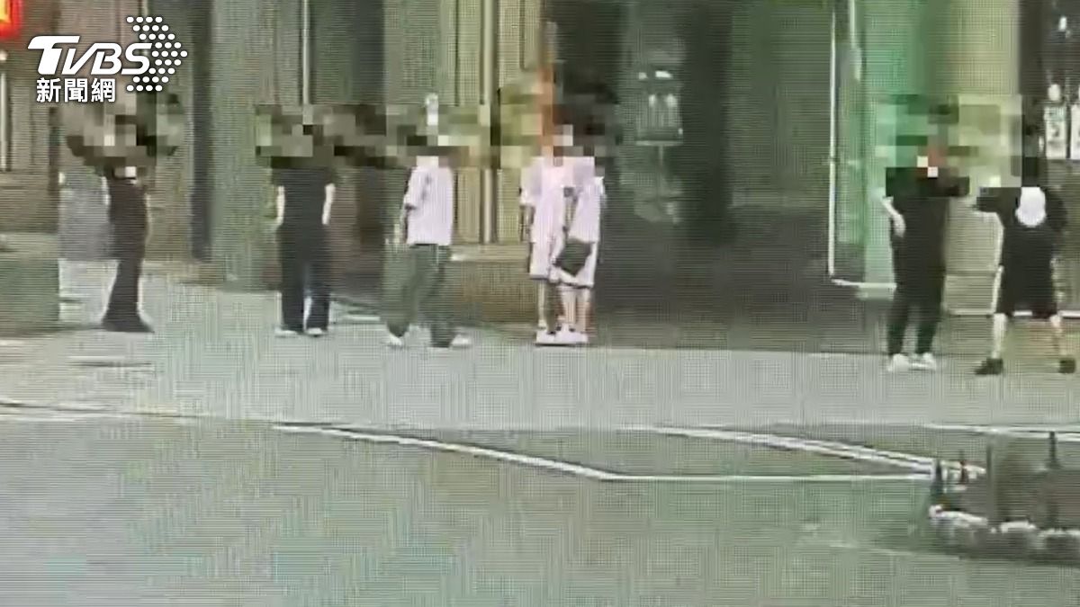 雙方在大街上嗆聲、叫囂。（圖／TVBS）