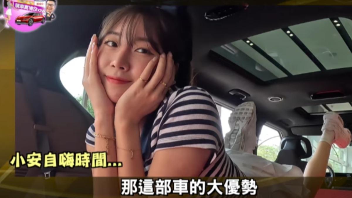 安芝儇趴在車內頻頻自拍。（圖／地球黃金線）