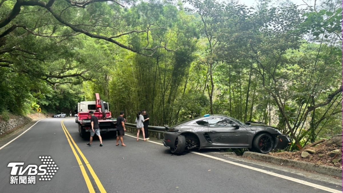 開保時捷載妹出遊!20歲富少北宜自撞「險墜山崖」尷尬了