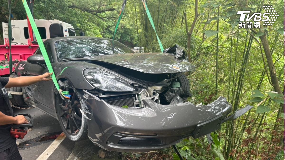 據修車業者初估，維修費起碼要200萬元起跳。（圖／TVBS）