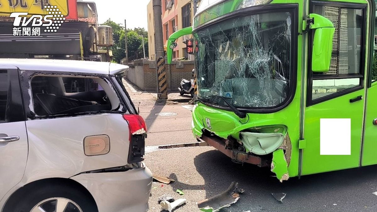 有片/又是客運大車!統聯台中煞不住推撞三車 89歲阿公送醫