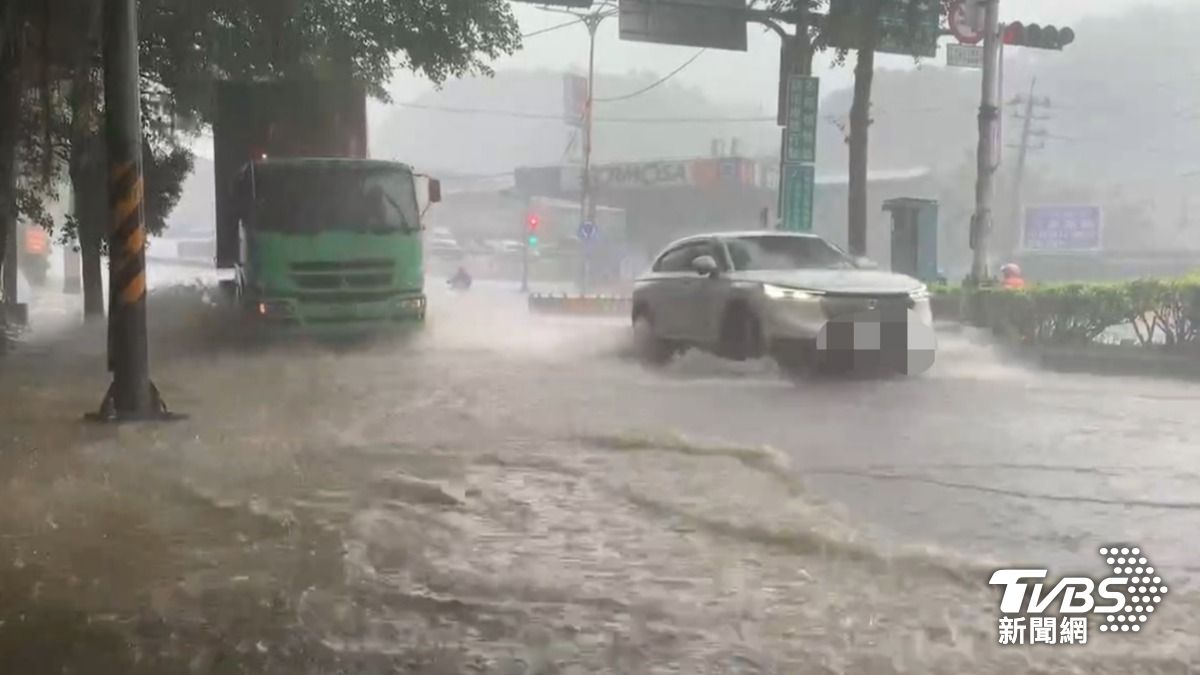 又淹了!大雷雨狂炸基隆 基金一路積水慘變「奶茶河」