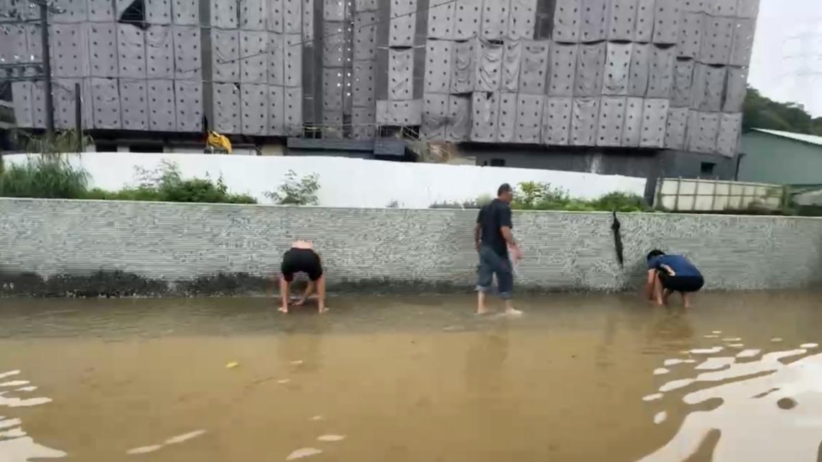 大雷雨狂轟基隆，已有多處開始積水。（圖／翻攝自臉書社團「基隆人日常」）