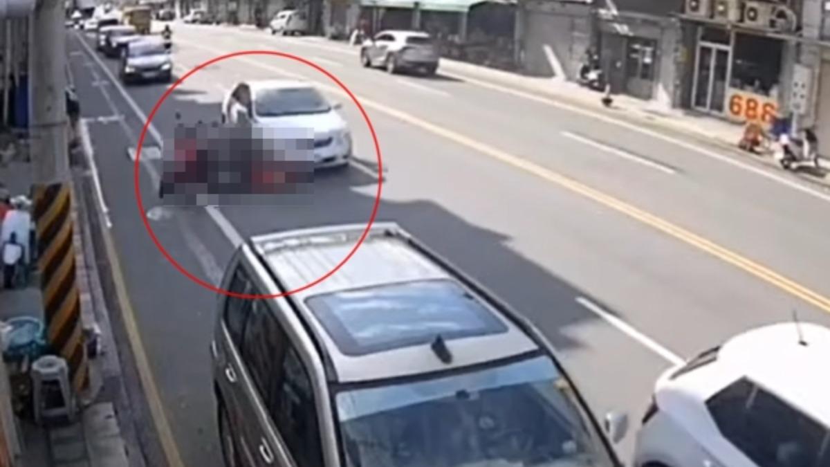 為閃臨停車!新竹女騎士遭轎車「硬插輾斃」 2駕駛過失致死罪移送