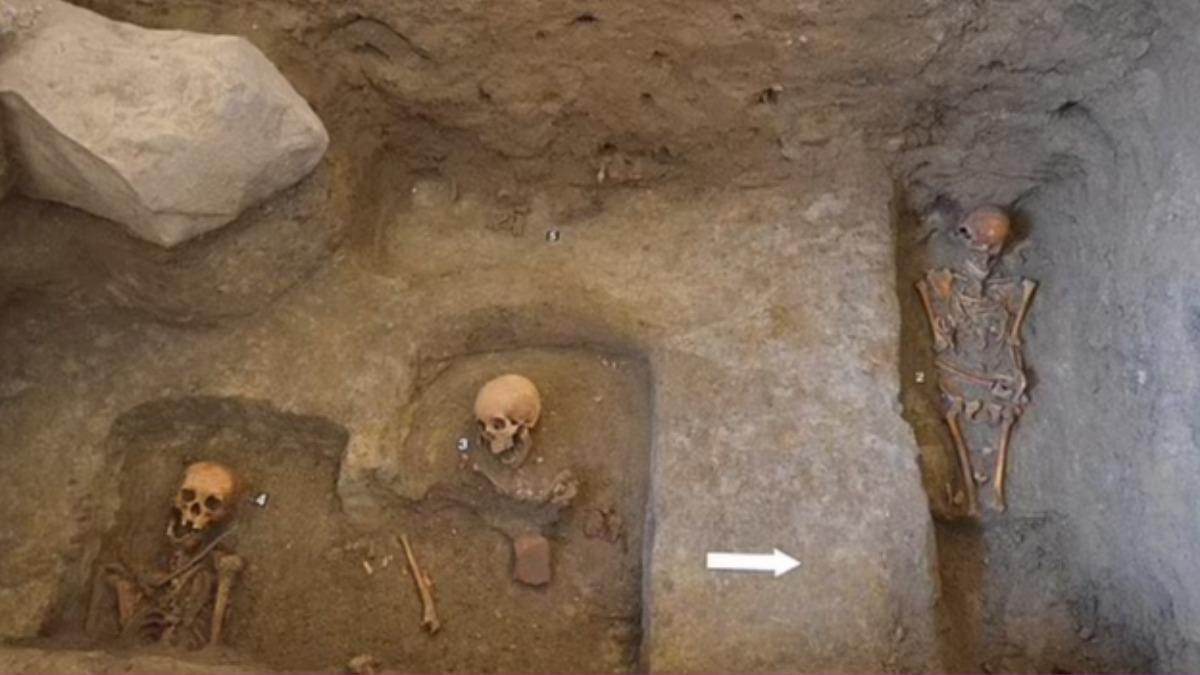這座墳墓內出土了3具骸骨,其時期經分析後發現可以追溯回17世紀。(圖/翻攝自Daily Mail)