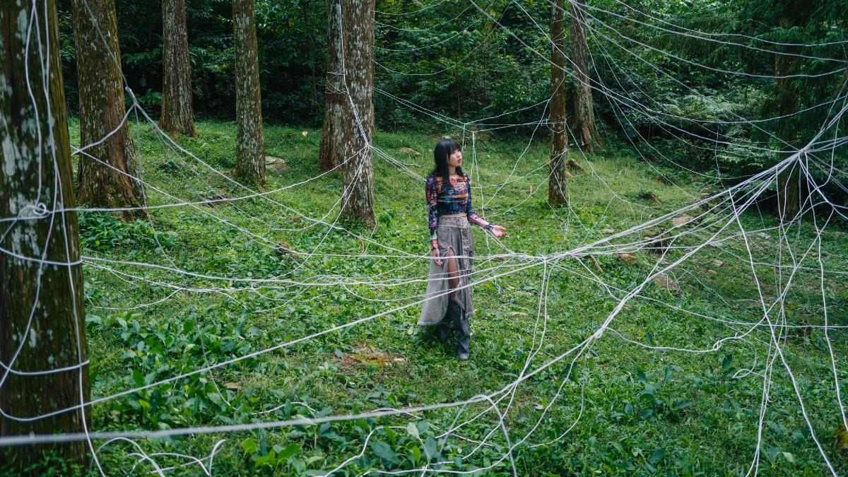 李芷婷身處音源線圍繞的場景,象徵過去處在有害關係之中。(圖/華納音樂提供)