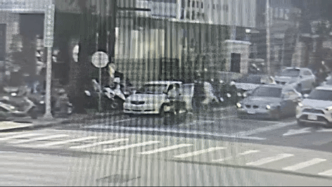 雙方先是發生言語衝突，接著下車演變成3人當街全武行。（圖／TVBS）