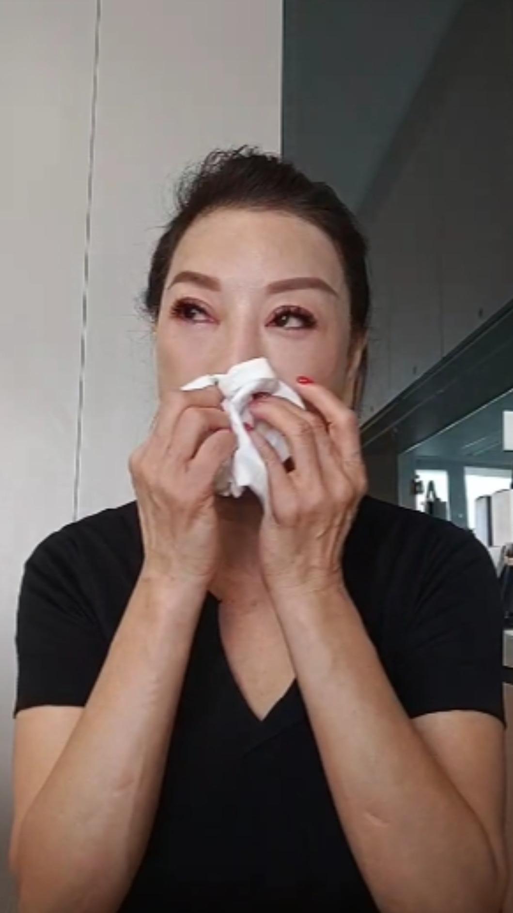 楊繡惠被徐乃麟罵賤,哭到雙眼紅腫。(圖/翻攝自楊繡惠臉書)