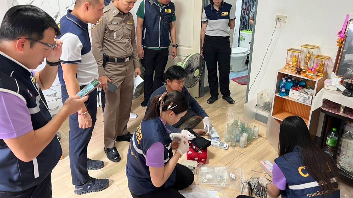 員警與衛生服務當局合作,安排1名便衣人員假扮顧客聯繫宋蘇里,最終在19日引蛇出洞、將其逮捕。(圖/翻攝自Bangkok Post)