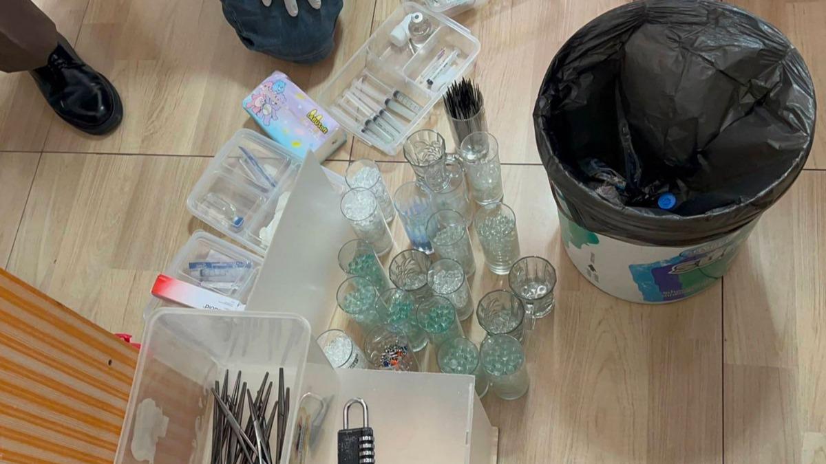 警方在宋蘇里住家內發現用來進行手術的床位和其他設備皆不符合衛生標準。(圖/翻攝自Bangkok Post)