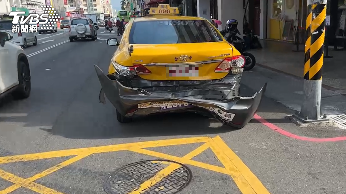 計程車被撞到後保桿毀損。(圖/TVBS)