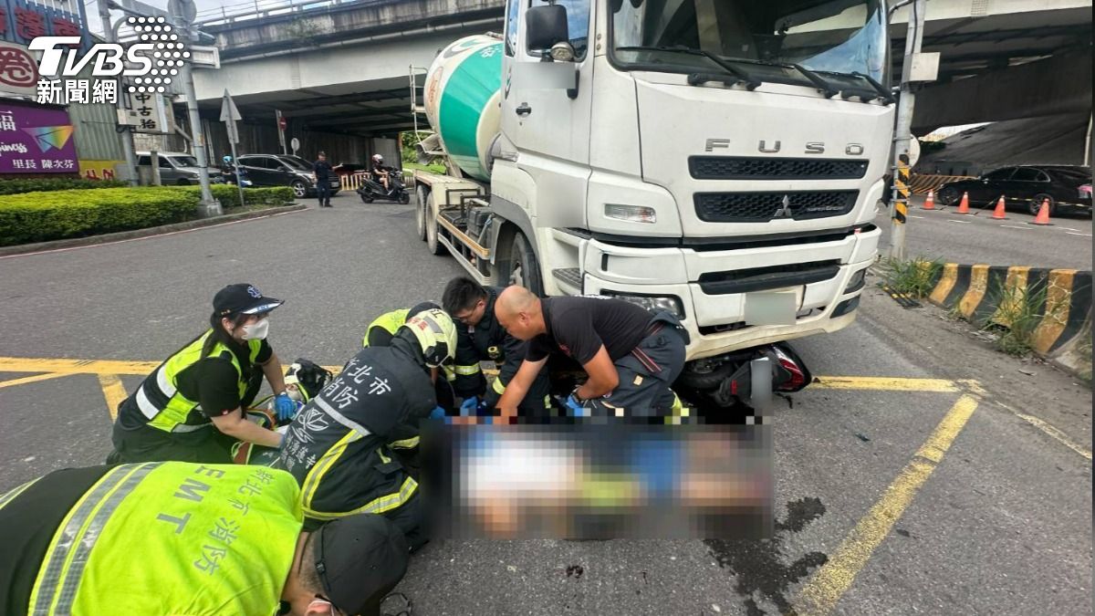 快訊/五股嚴重事故!新北婦遭水泥預拌車撞輾 腹部破裂重傷昏迷