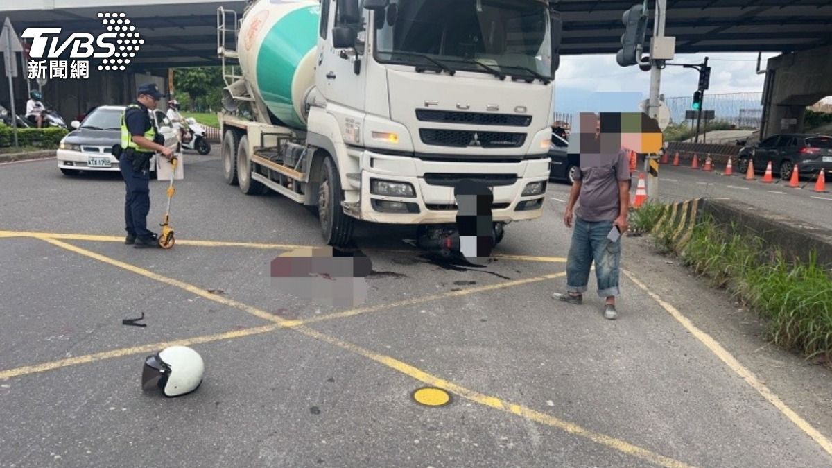 機車騎士遭水泥預拌車撞倒輾過,警消到場搶救。(圖/TVBS)