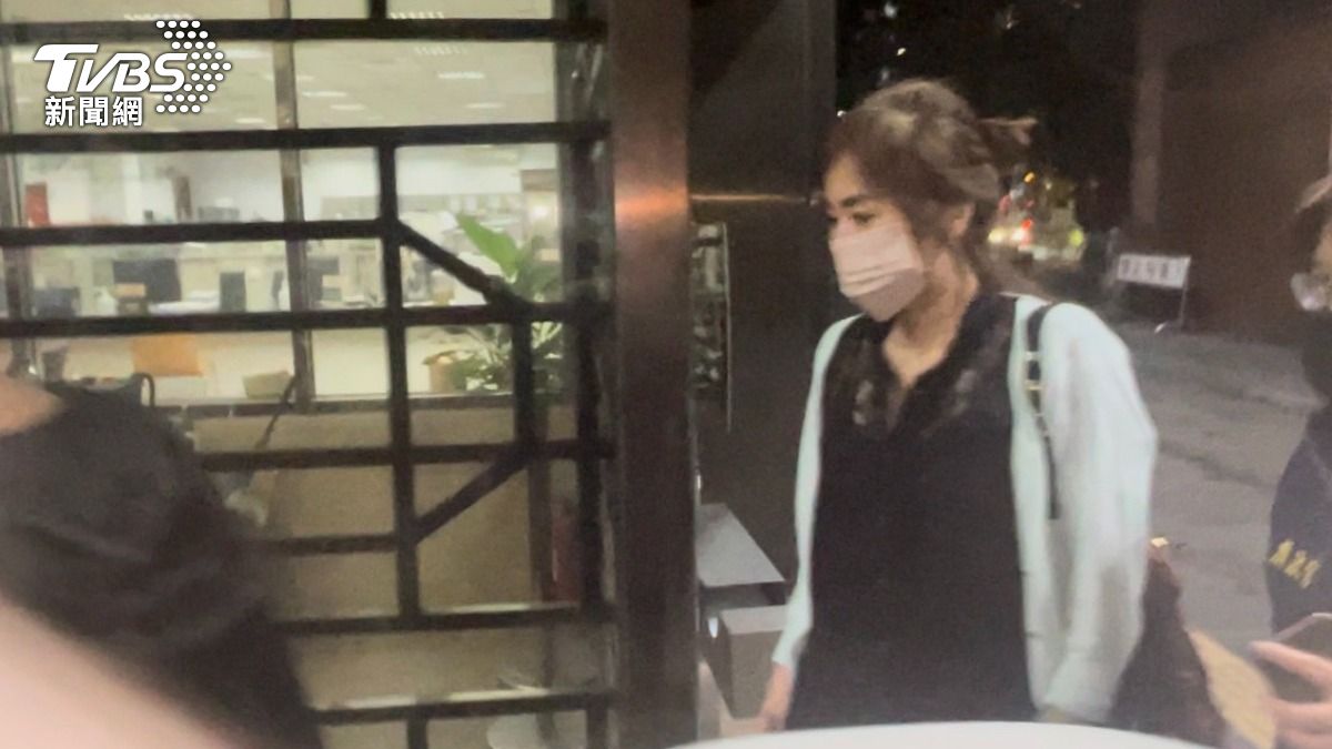 廉政署人員陪同此位女性證人來北檢複訊。(圖/潘千詩攝)