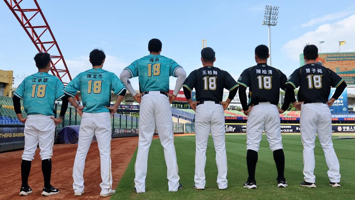 台鋼全隊穿上「18號‵」致敬潘威倫。(圖/台鋼雄鷹提供)