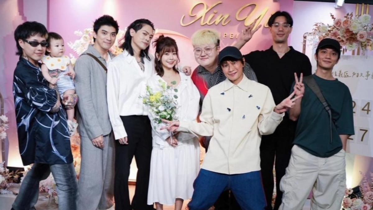 頤原和葉芸希登記結婚，阿夜（左起）、林哲熹等人現身證婚。（圖／翻攝自頤原IG）
