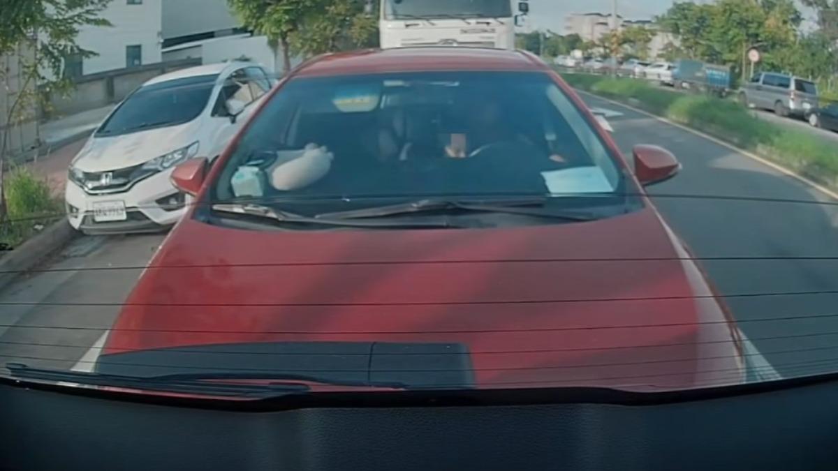 副駕女疑趁紅燈「低頭服務」!苗栗男8秒升天 糗腿軟追撞前車