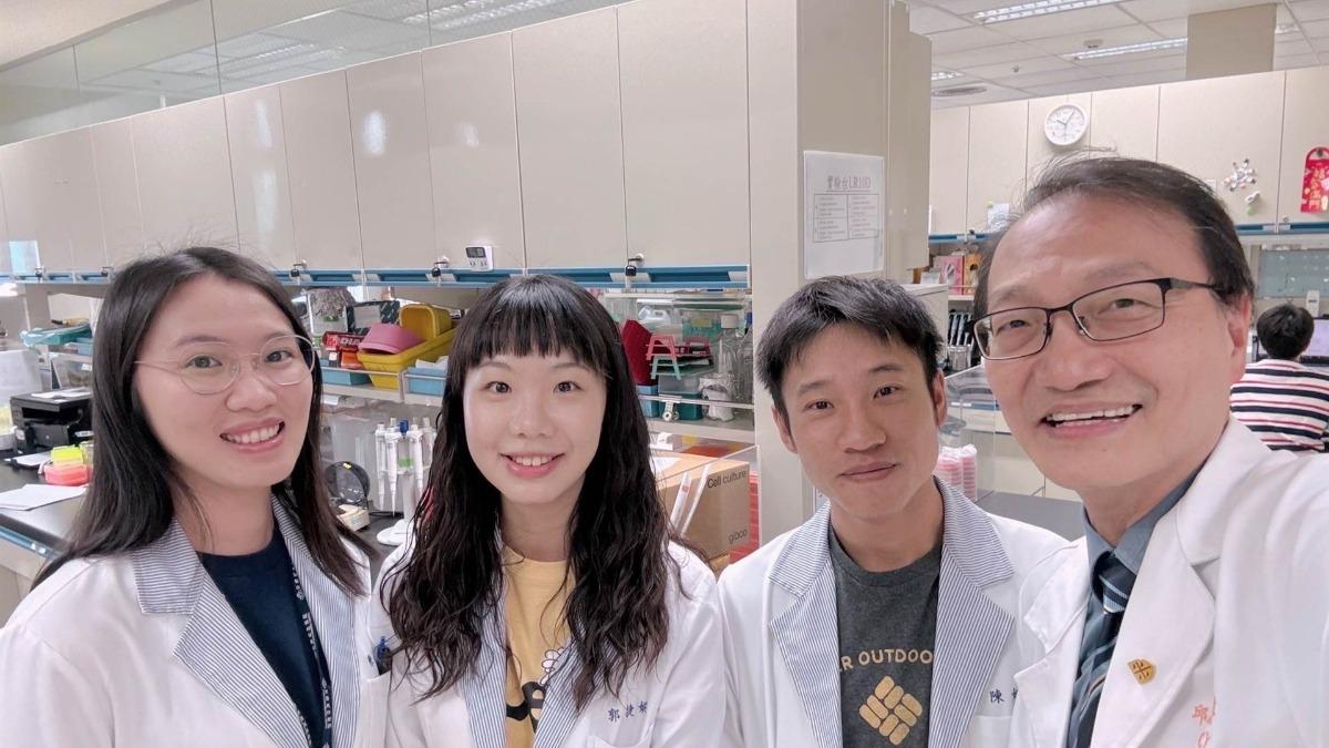 林口長庚醫院兒童胸腔科邱志勇醫師(右一)與研究團隊江孟翰(右2)、陳姵伶(左1)、郭捷妮(左2)。(圖／長庚醫院提供)